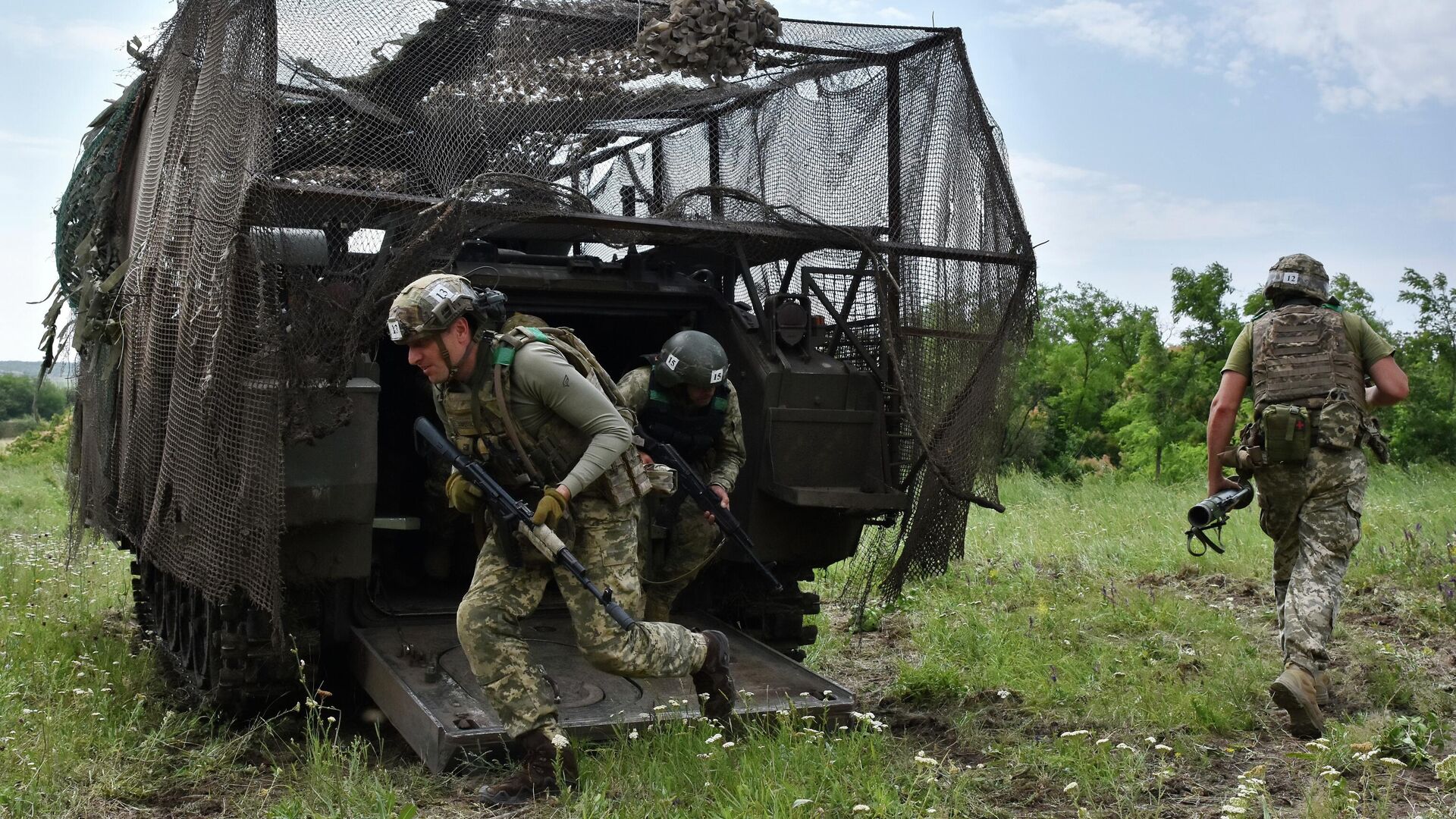 Боец ВС России рассказал о отступлении боевиков ВСУ в гражданской одежде